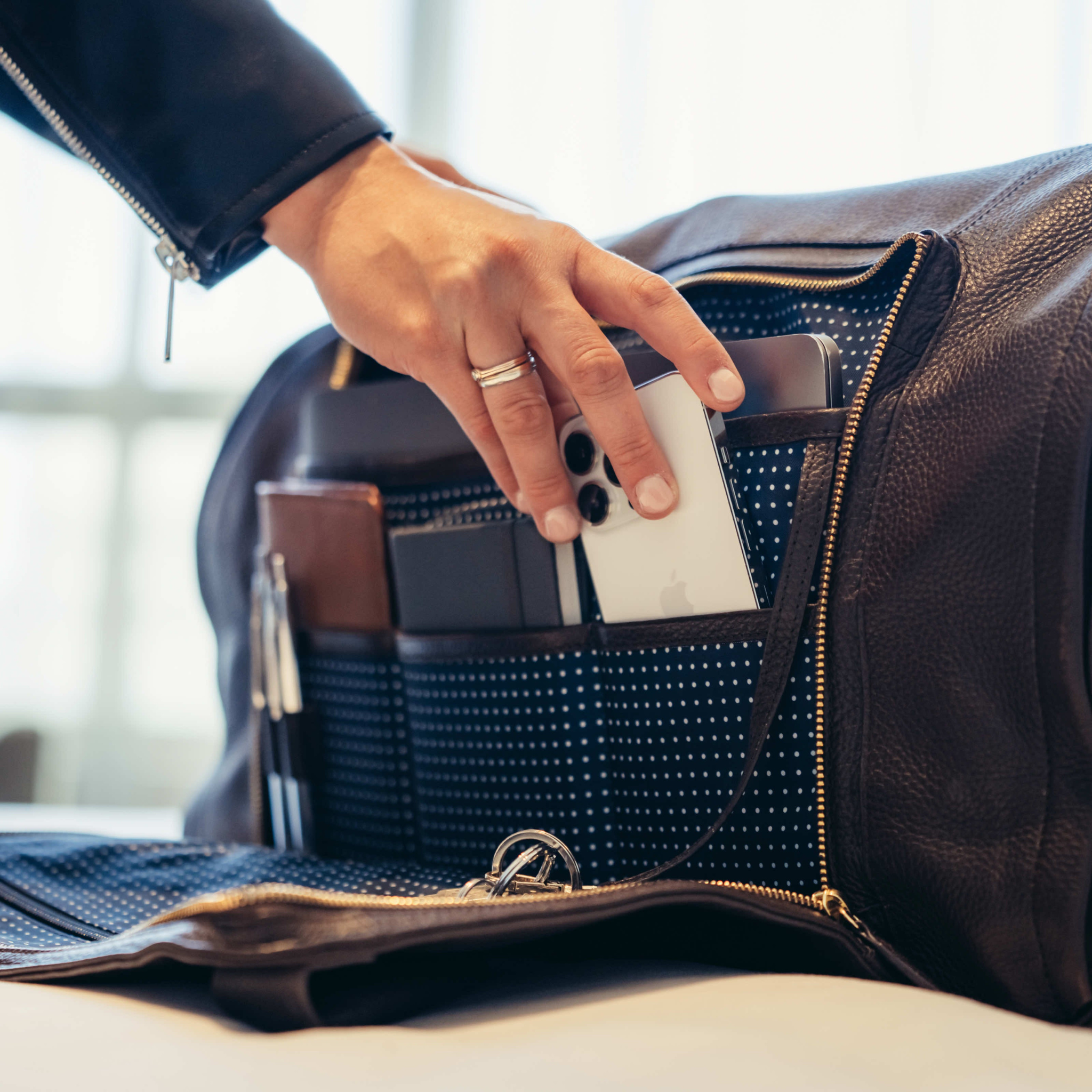 The Nuvanti Garment bag - Cognac